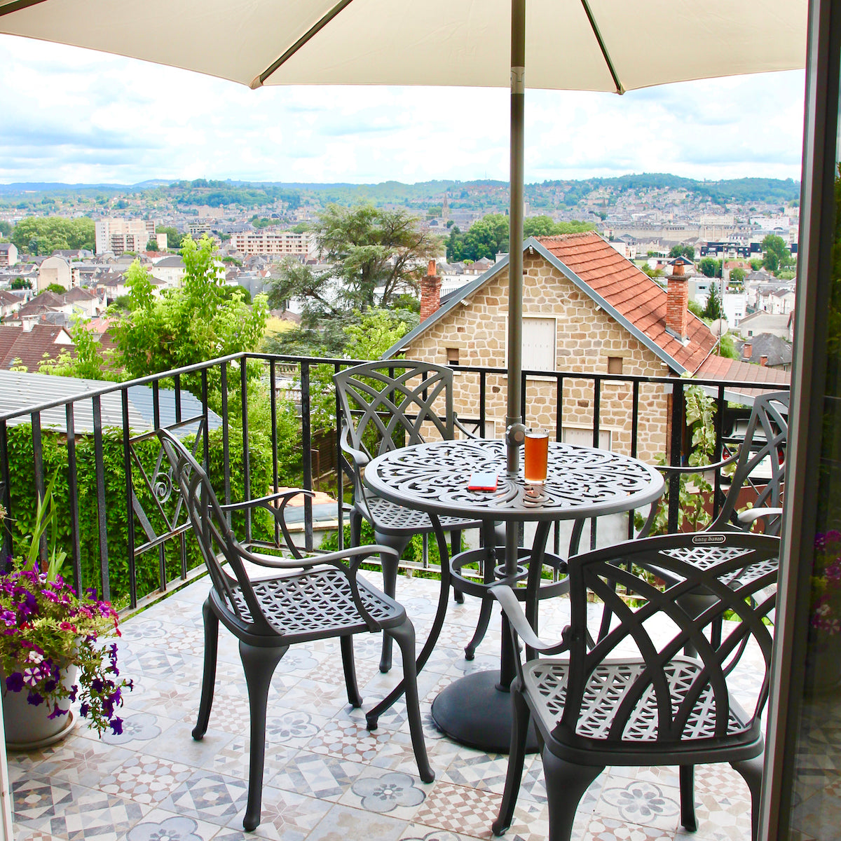 Longdrinks auf dem Balkon