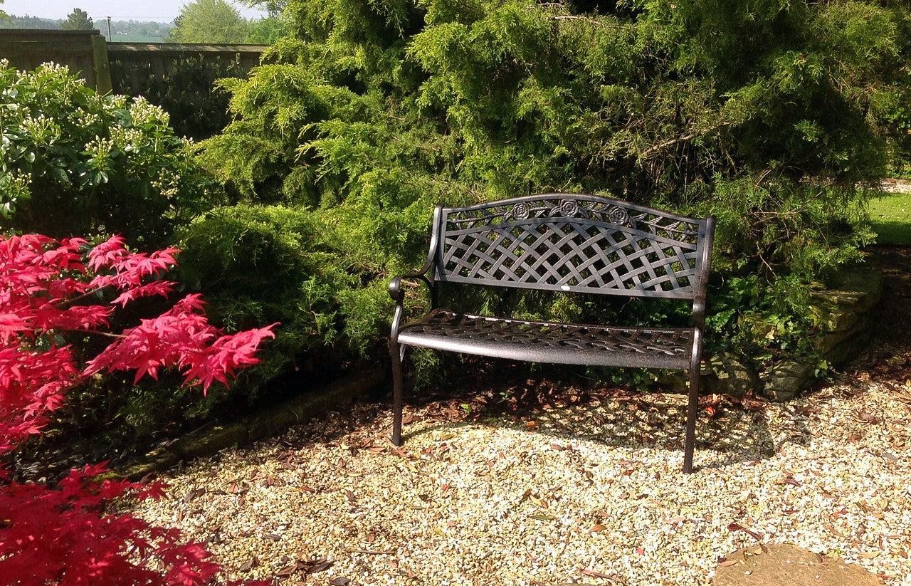 Kann man Gartentische und Gartenstühle auf Kies stellen?