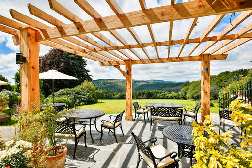 Comment aménager une pergola dans un salon de jardin ?