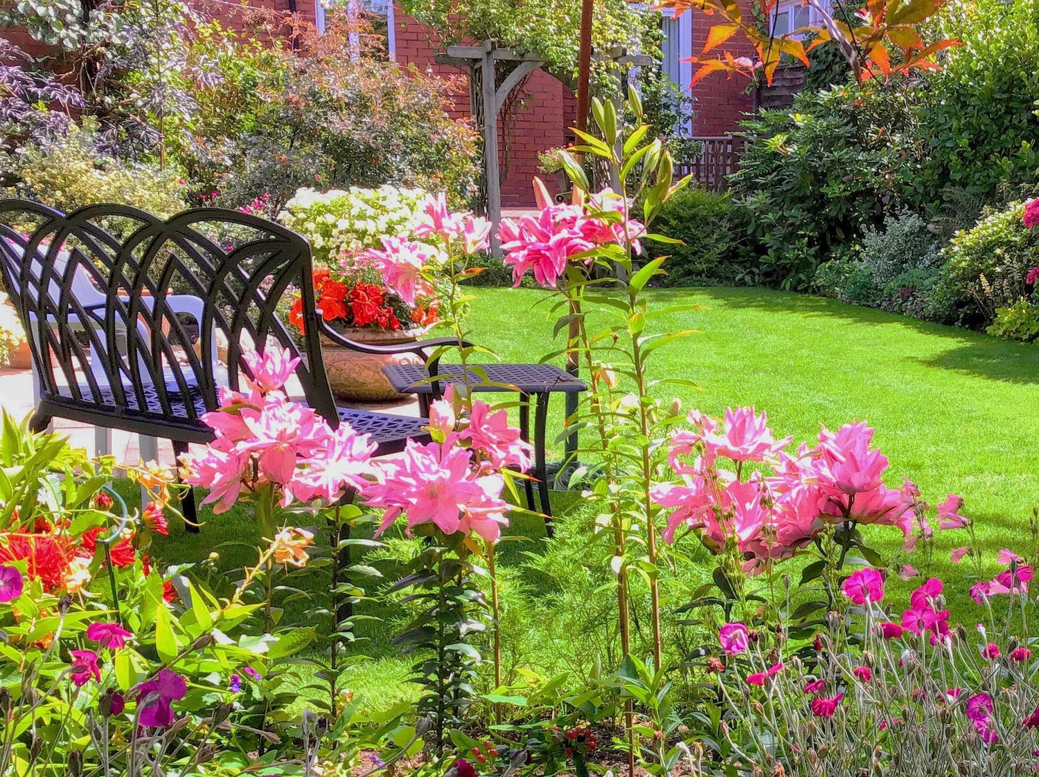 April Bank mit einem Beistelltisch und Blumen