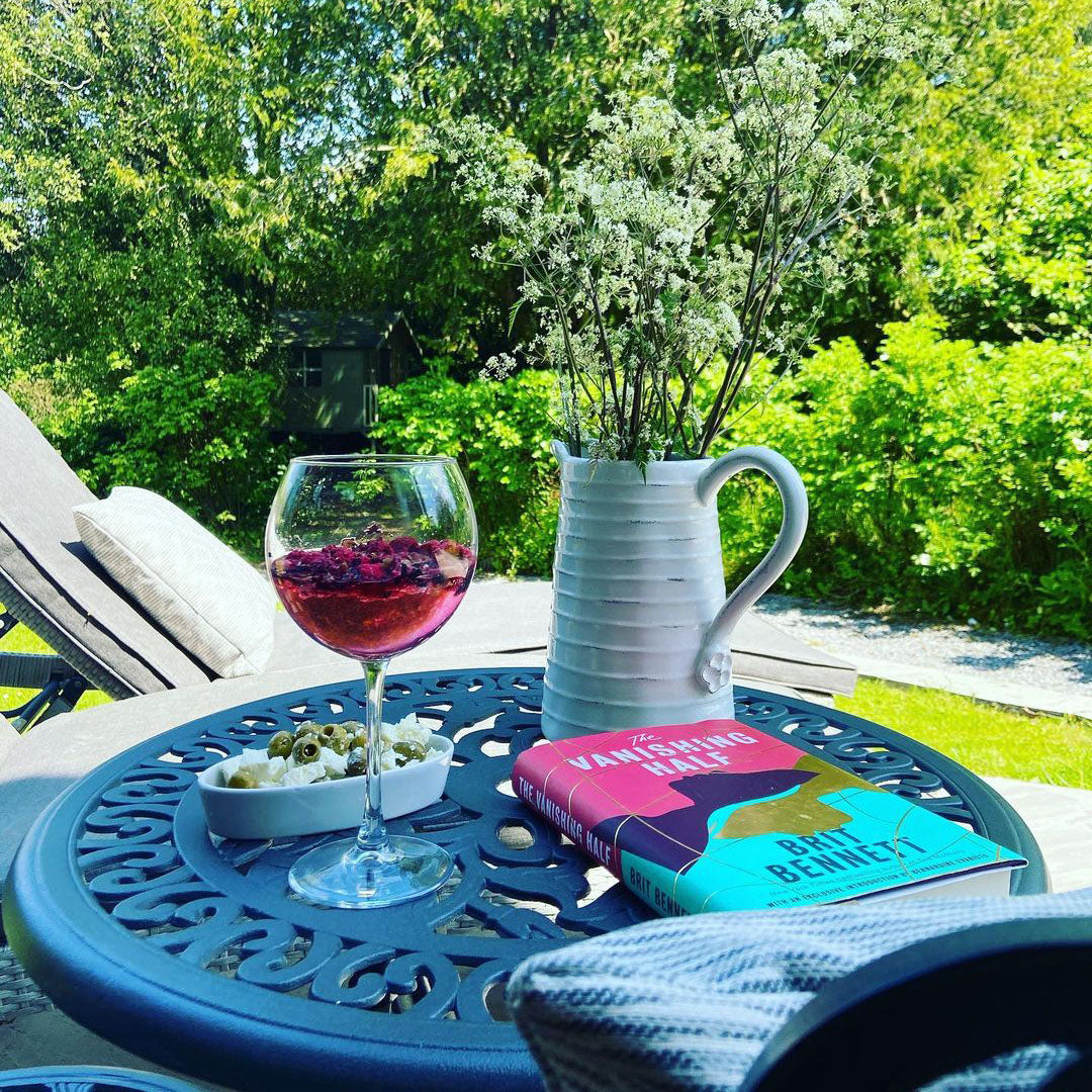 Mit Büchern im Garten